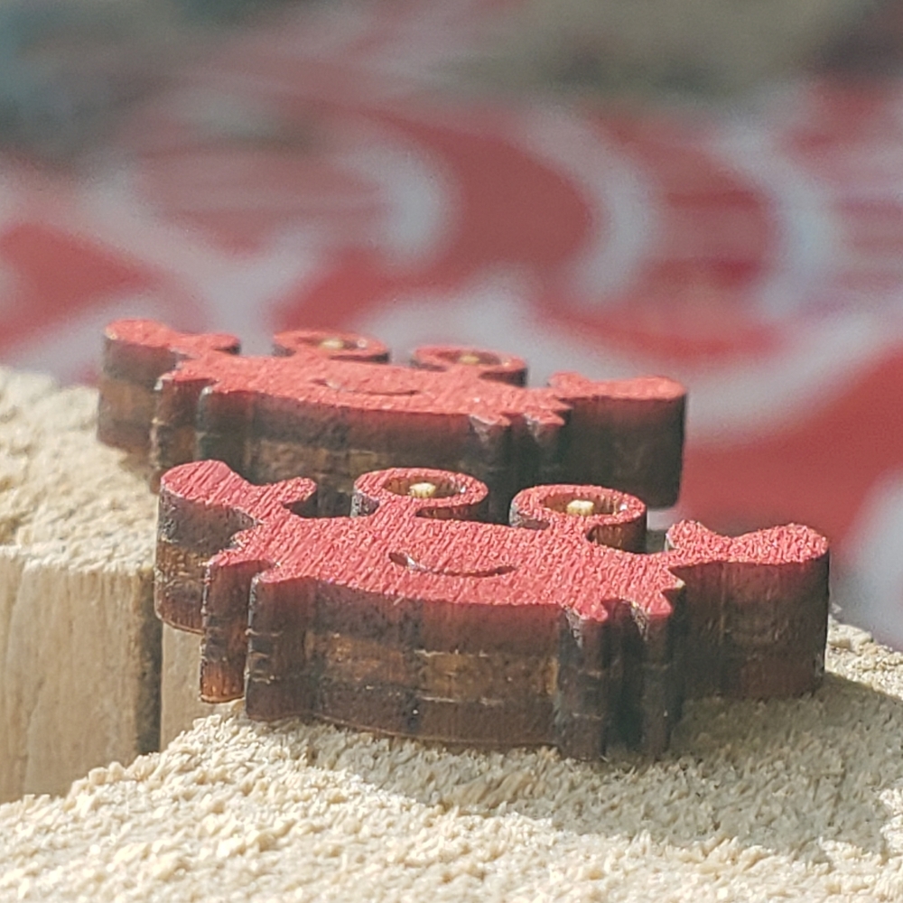 Happy little crab wood stud earrings - Picture 2 of 4